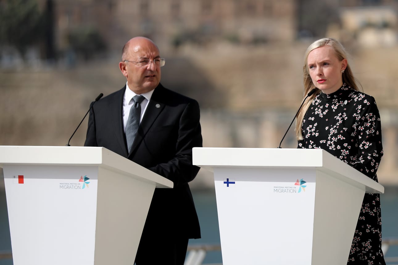 Maltan sisäministeri Michael Farrugia ja Suomen sisäministeri Maria Ohisalo (vihr.) pitivät maanantaina Maltalla kolmen muun EU-maan sisäministerin kanssa tiedotustilaisuuden turvapaikanhakijoiden siirtämisestä eri EU-maihin.