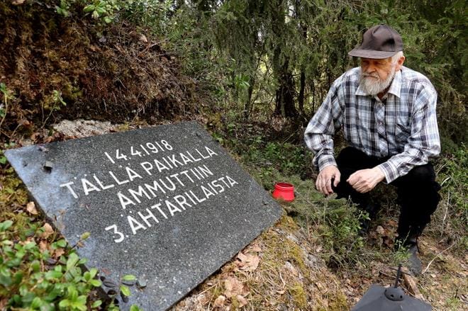 Perälässä asuva Raimo Pihlaja kävi nuorempana ähtäriläisten muistomerkillä usein, mutta nykyään harvakseltaan. Vuonna 1965 hankittua laattaa kunnostivat pari vuotta sitten Teuvan demokraattinen yhdistys ja Teuvan sosiaalidemokraatit. KUVA: JORMA HAVULA