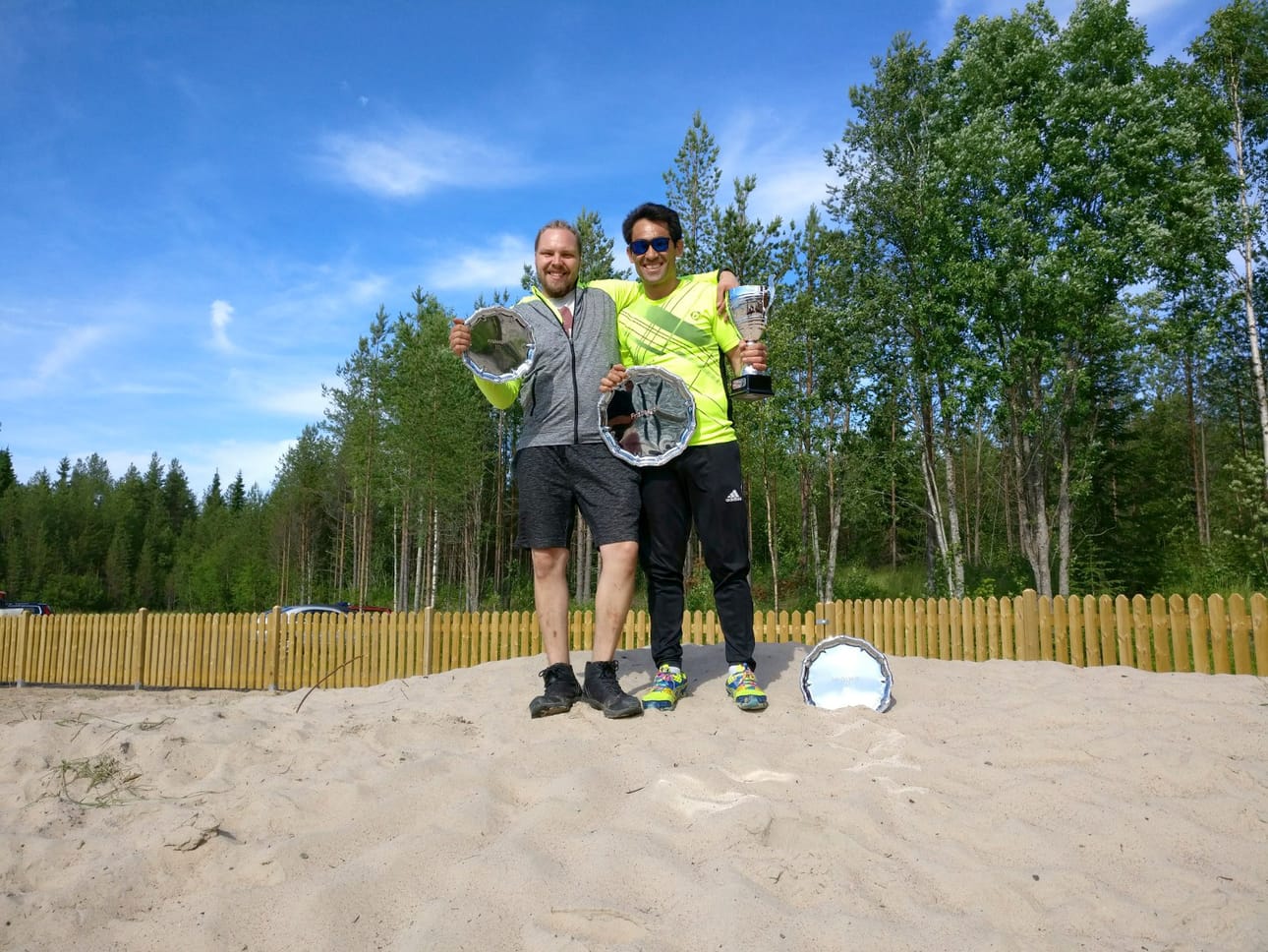 Voittaja Rahmat Ghasemi sekä pronssipalkittu Veikko Krankkala. Kiertopalkinto siirtyi viime vuoden voittajalta Jesse Achrénilta Rahmatille. Kuvasta puuttuva Achrén tuli kisassa toiselle sijalle. Kuva: Teemu Nahkala