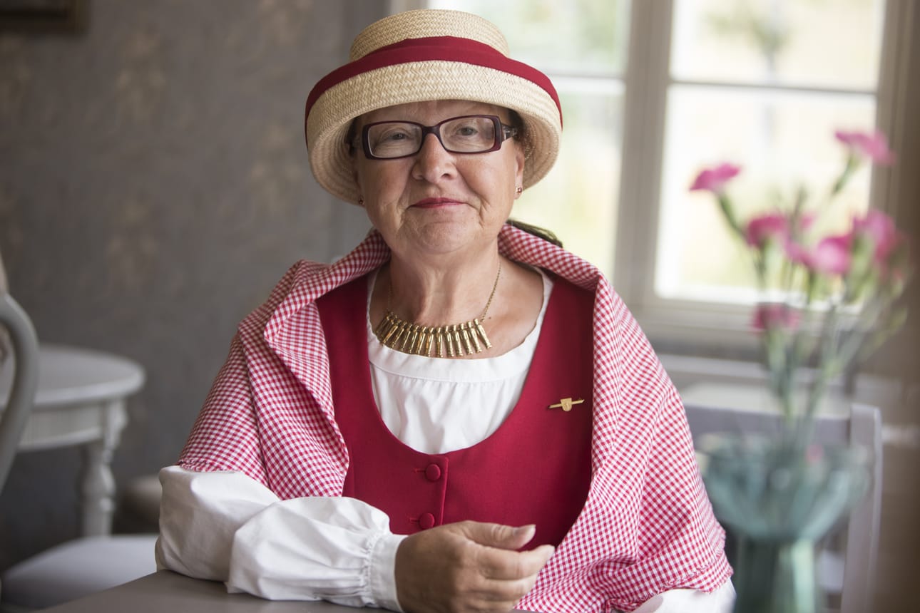 Kirsti Vähäkangas määrittelee Raahen historiasta kertovien kirjojen kirjoittamisen kotiseututyöksi. Kuva: Annika Ollanketo