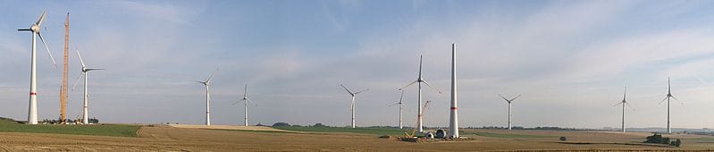 Tuulivoimalat uhasta mahdollisuudeksi (Lähde: Public Domain/ the GNU Free Documentation License)