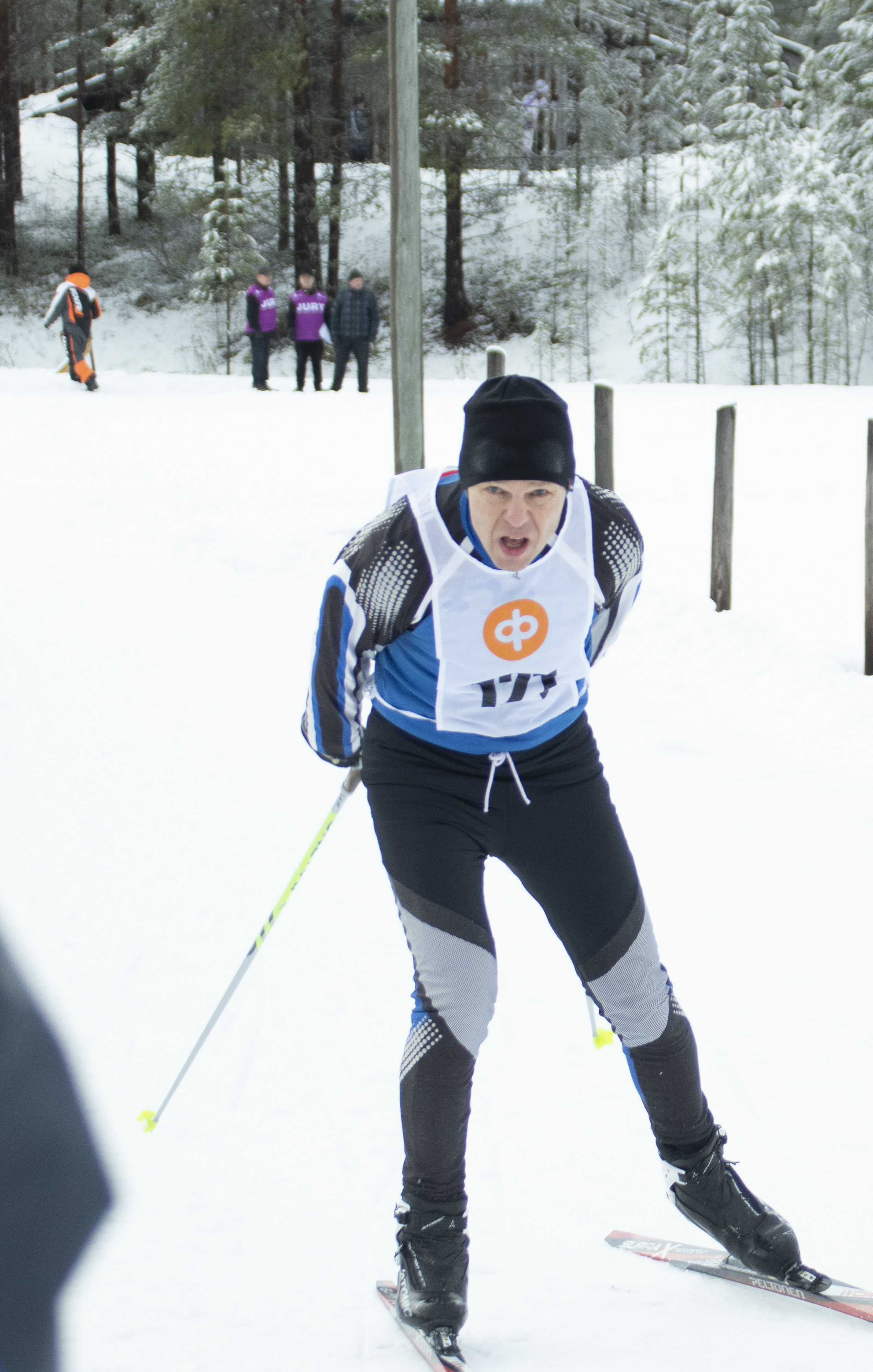 Siikalatvan Urheilijoiden Jari Kamula hiihti 5 kilometriä M55-sarjassa aikaan 16:36,2.