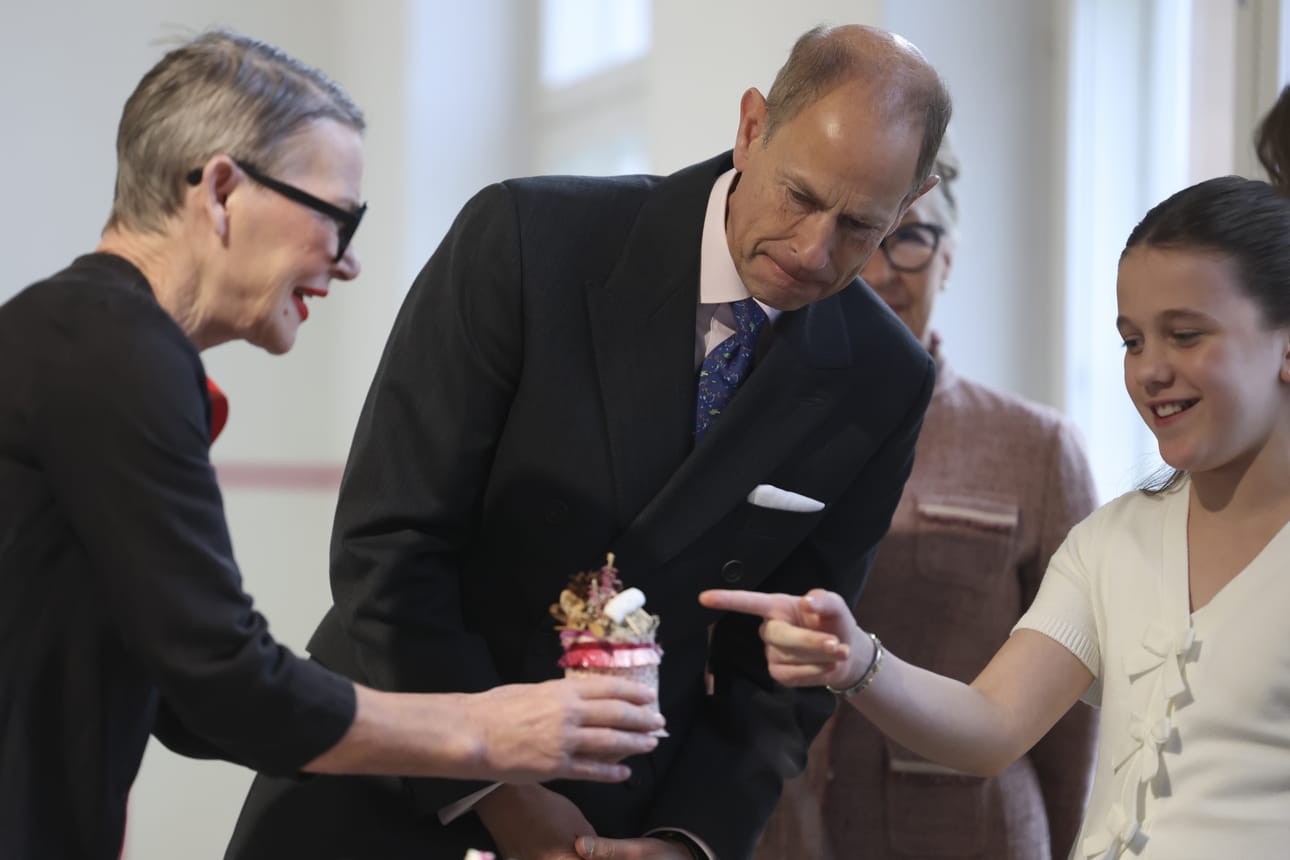 Päivi Tahkokallio (vas.), prinssi Edward ja Amalia Simppula keskustelivat Leikitään! Let's Play! -näyttelyn työpajoissa valmistetuista pienoismalleista. Simppula on yksi työpajaan osallistuneista lapsista.