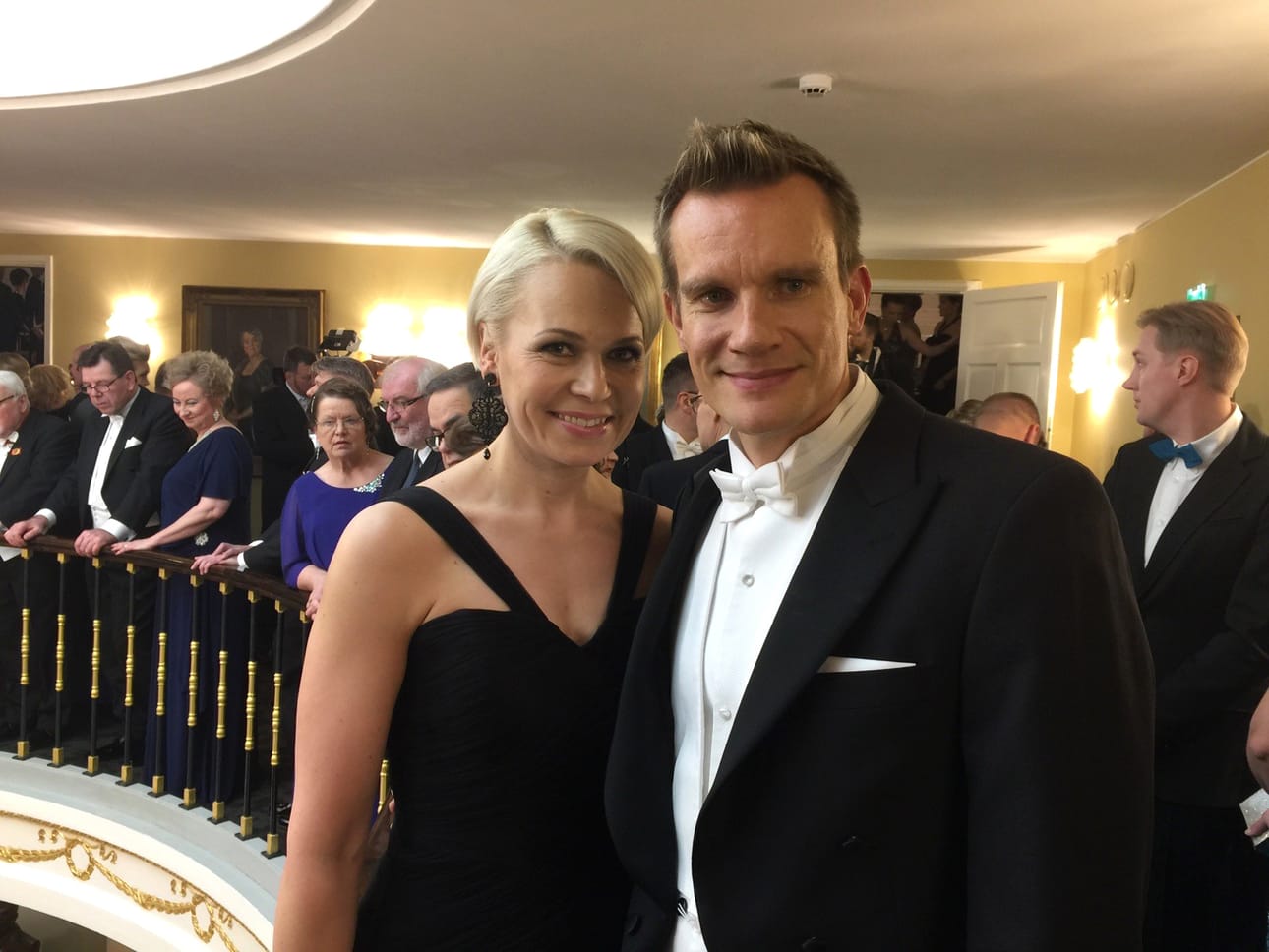 Lentopallomaajoukkueen päävalmentaja Tuomas Sammelvuo juhli presidentinlinnassa vaimonsa Petra Sammelvuon kanssa.