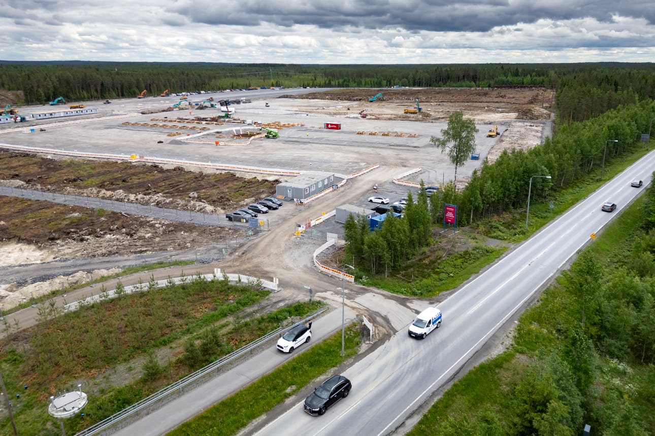 Seinäjoen Kivennevalle tulee kolme 15 000 neliön laajuista datakeskusta apurakennuksineen. Viikko sitten otetussa kuvassa näkyy, miten 22 hehtaarin tontilla tehdään maatöitä.