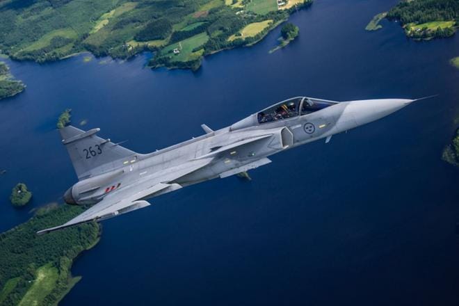 Luulajan 21. lennoston Saab 39 Gripen C Savon taivaalla viime kesänä. Kuva: Rich Cooper