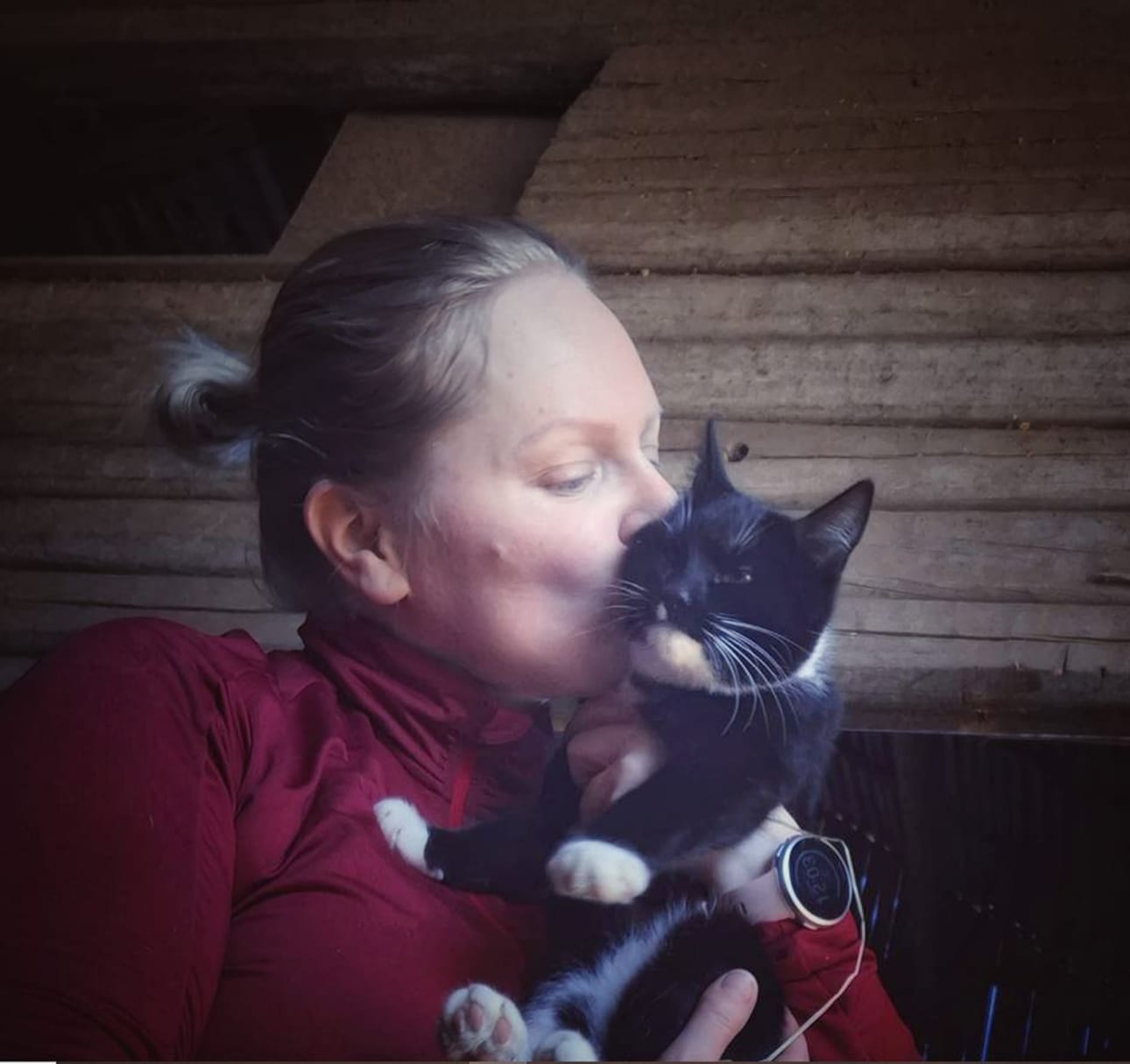 Jenny Kärki ja tallikissi.