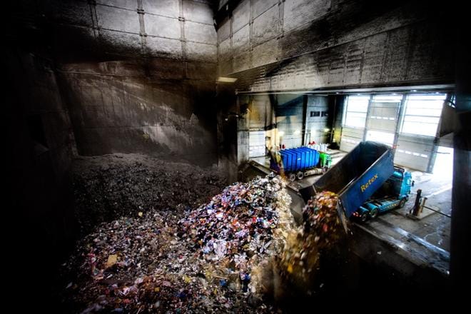 Westenergyn jätteenpolttolaitoksella meneillään olevan vuosihuollon aikana jätteet varastoidaan bunkkeriin, jonka odotetaan täyttyvän kahden viikon seisokin aikana piripintaan. KUVAT: EETU SILLANPÄÄ