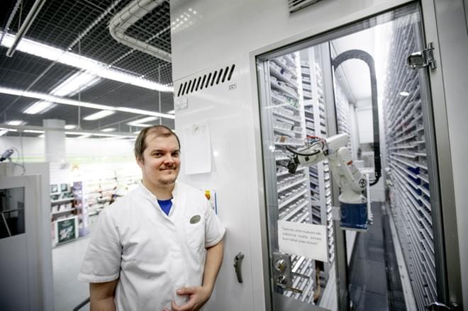 Proviisori Tuomas Nurminoro kertoo, että lääkejakelija on ollut käytössä Seinäjoen ykkösapteekissa muutaman vuoden ajan. KUVA: JAAKKO ELENIUS