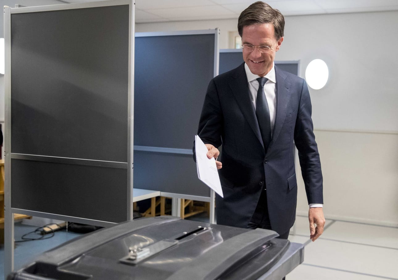 Pääministeri Mark Rutten (kuv.) liberaalit ovat saamassa eniten paikkoja Hollannin parlamenttiin.