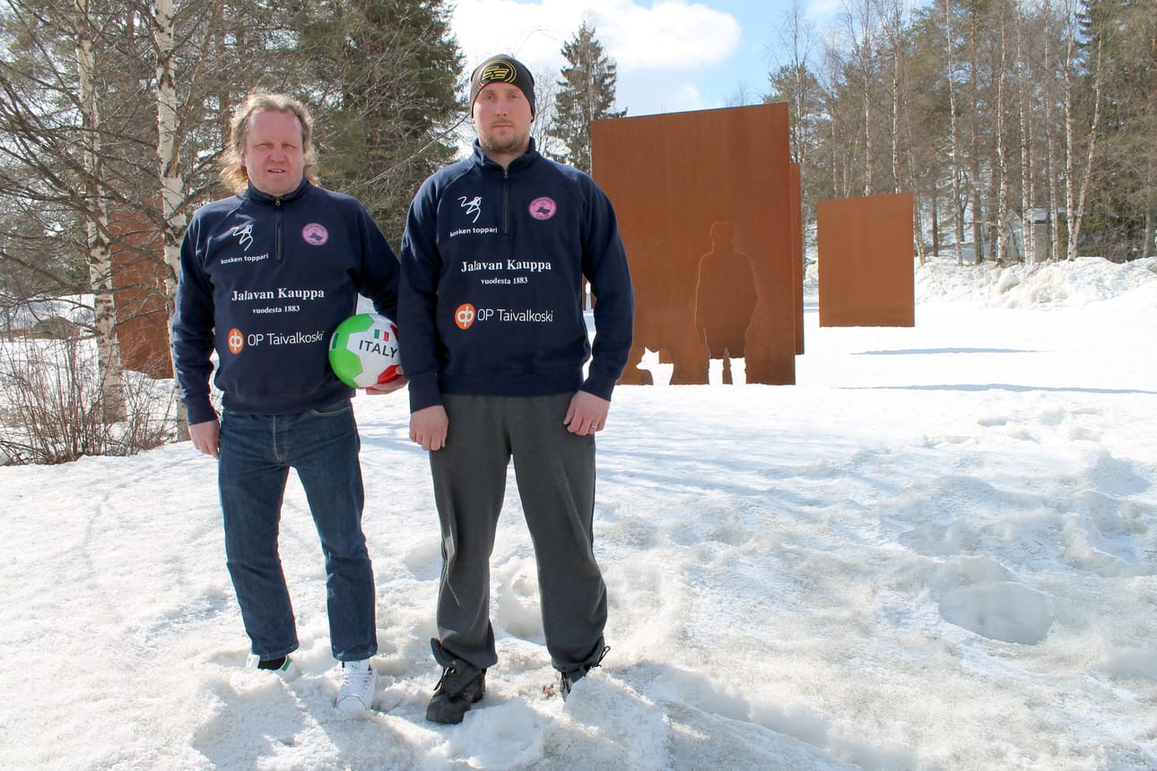 Taivalkoski Calcion Jussi Eskola (vas.) ja Petri Huovinen odottavat innolla jalkapallokesää.