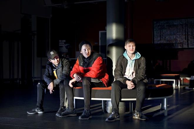 Verneri ja Ernesti Ala-Käkelä ja Kristian Lepistö eivät ole säikähtäneet koulun rakenneongelmia. Pojat valtasivat paikat välitunnin aluksia aulasta, johon tehdään viimeisessä tarpeessa väliaikainen luokkahuone. KUVAT: KARI LÖFHJELM