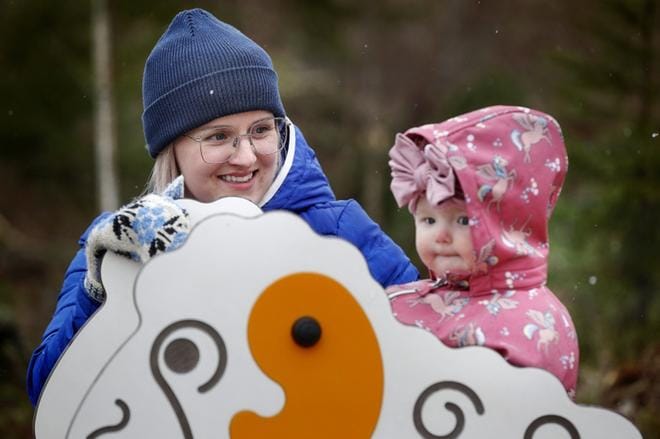 Kuukaudet kotona Fanni-tyttären kanssa ovat olleet Jenni Puoliväli-Oksalalle tärkeitä ja antoisia. Työvuorot ovat olleet jaksamista tukeva tekijä. Puoliväli-Oksala on kotoisin Paalijärveltä. KUVA: KARI LÖFHJELM