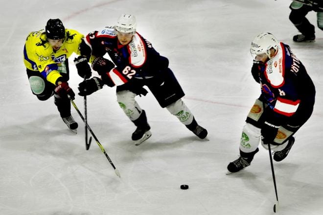 Karhu HT:n Kasperi Nuto pyrki estämään S-Kiekon pelaajien Petri Viitamäen ja Eemeli Pöytälaakson hyökkäykseen lähdön. KUVA: HEIKKI HAKANEN
