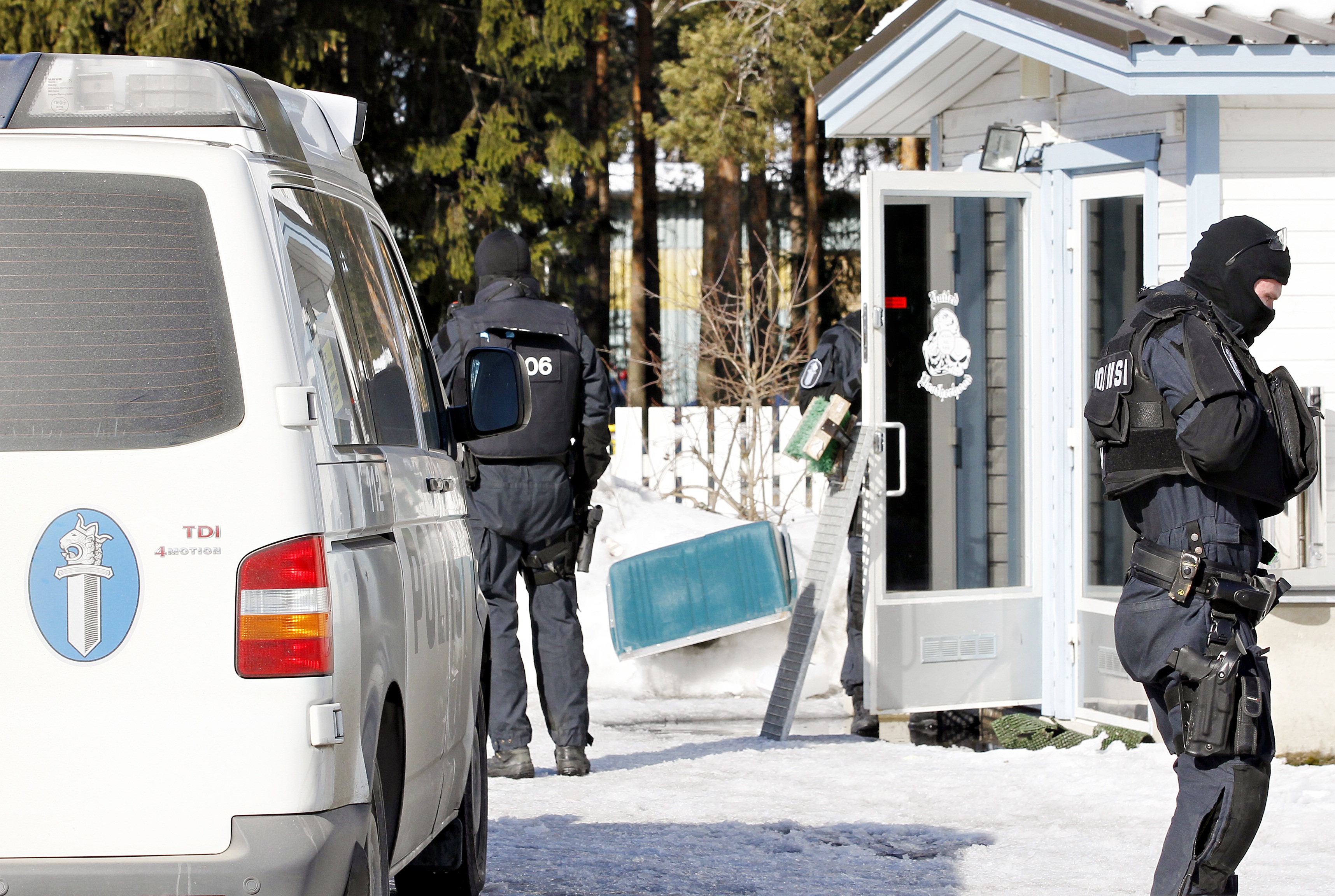 Poliisin erikoisjoukot murtautuivat sisään Rajakylän Ratamotiellä sijaitsevaan rakennukseen.