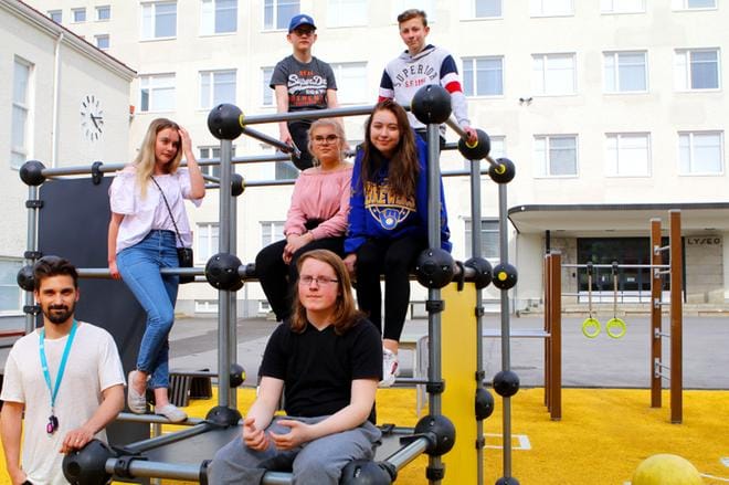 Emil Helin, Eemeli Kuusela, Roosa Kuusela, Jenna Mäkelä, Jane Neste ja Eetu Saari tekivät rohkean elokuvan Janiv Oskar opettajanaan. KUVA HEIKKI PELTOKANGAS