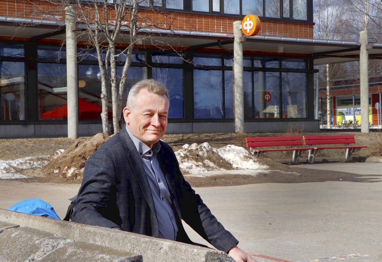 Osuuspankin toimitusjohtaja Pertti Purola kuvailee pudasjärveläisiä asioistaan huolehtiviksi ja suhteellisuudentajuisiksi. Ylisuuria lainoja ei haikailla.