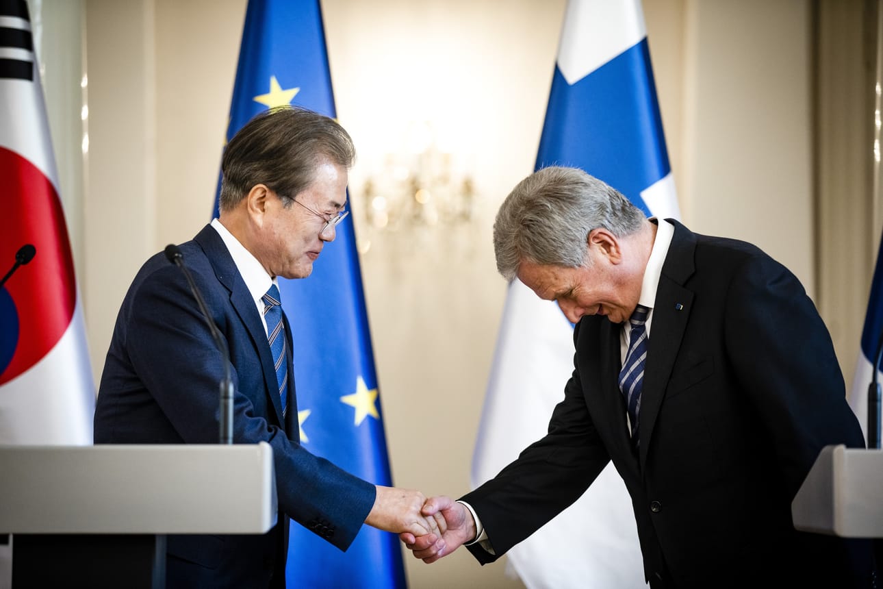 Etelä-Korean presidentti Moon Jae-in ja tasavallan presidentti Sauli Niinistö pitivät keskustelujensa päätteeksi lehdistötilaisuuden Presidentinlinnassa.