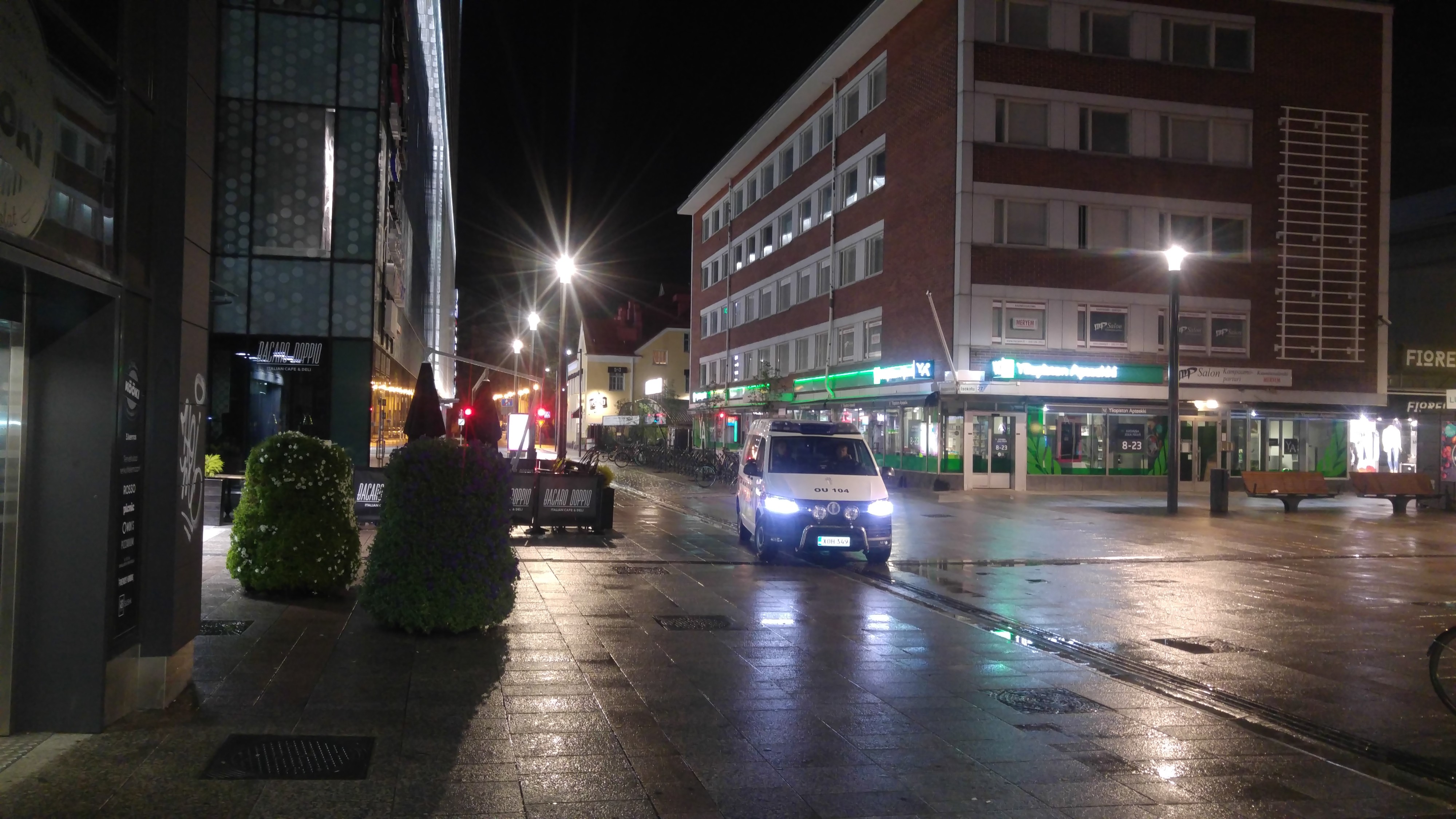 Poliisipartioiden määrää lisättiin Oulun keskustassa.