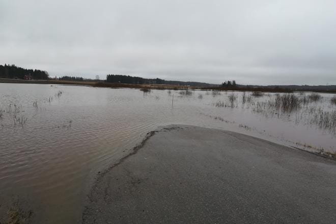 Mäntykoskentie Komsinkylässä Jalasjärvellä sunnuntaina. Kuva: Pelastuslaitos