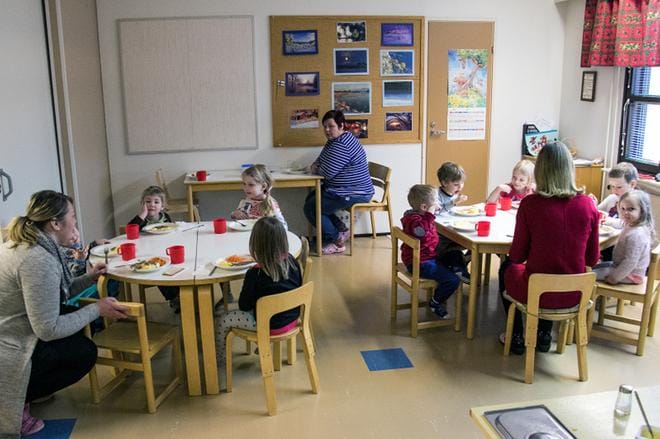 Päiväkoti Sipilässä joukko 3–5-vuotiaita lapsia ruokaili kaikessa rauhassa tiistaina. Talousahdingossa oleva kunta remontoi ja laajentaa päiväkotia ensi vuonna, koska tarvetta on. KUVA: JORMA HAVULA