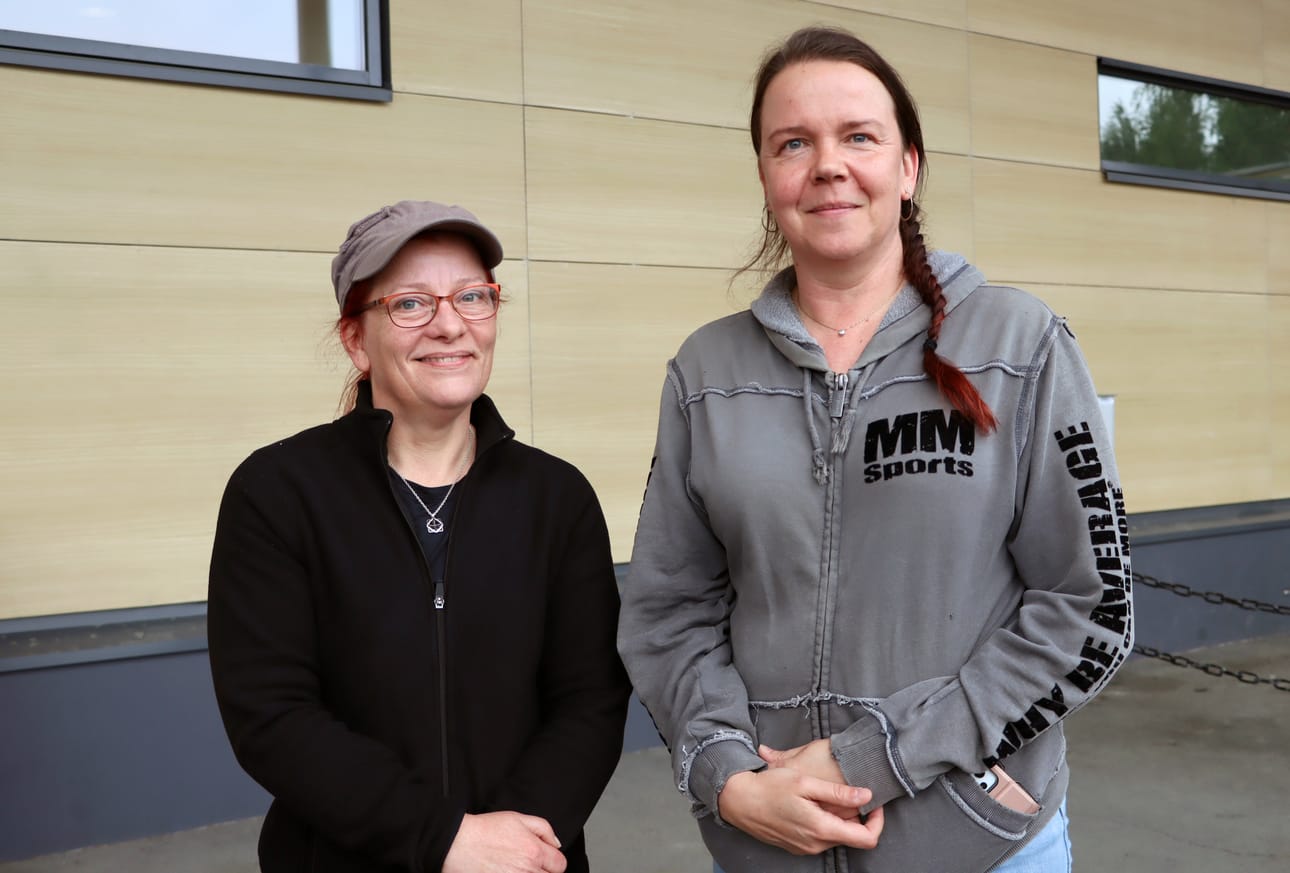 Sari Salamaa ja Tuija Kaatajaa huolestuttavat Ähtärin mukana Alavudelle siirtyvät taloushaasteet.