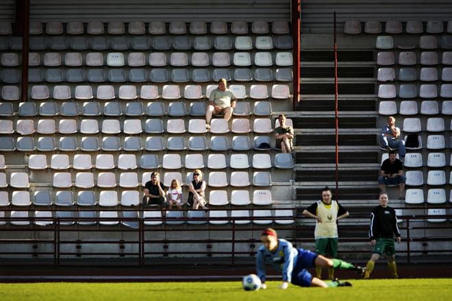 Taistelu jalkapallon naisten liigan pisteistä käy kiivaana, ja pääkatsomossa on todistettavasti ainakin seitsemän katsojaa. Arkistokuva on vuodelta 2009 Porin NiceFutiksen kotiottelusta. KUVA: Tomi Glad