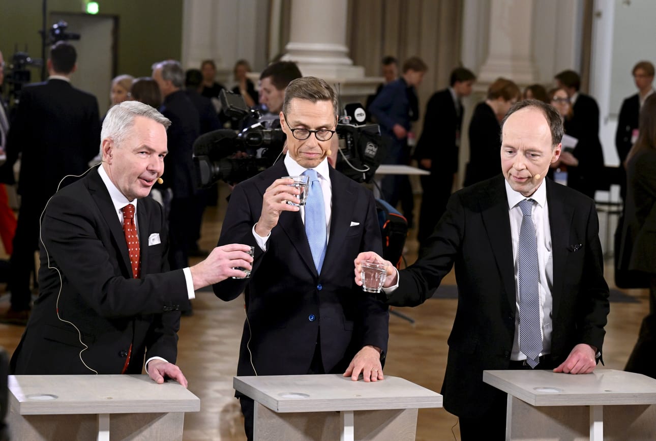 Siirtyvätkö perussuomalaisten Jussi Halla-ahon (oik.) äänestäjä kokoomuksen Alexander Stubbin (kesk.) vai vihreiden Pekka Haaviston taakse? Siinä on toisen kierroksen iso kysymys.
