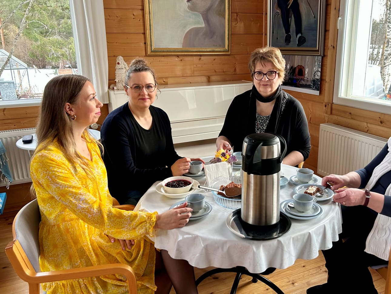 Haluatko meidät kahville? Vai keksitkö meille muuta tekemistä? Rantalakeuden toimitus Emilia Tiitto, Henna Lammi ja Heli Rintala lähtevät loppukevään ja alkukesän aikana rundille. Kuka tahansa voi ehdottaa toimitukselle tekemistä laittamalla viestiä osoitteeseen rundilla@rantalakeus.fi.