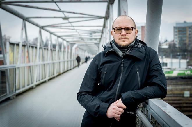 – Meille kaikille myydään sitä viestiä, että kun muokkaat itsesi laihemmaksi, lihaksikkaammaksi tai maskuliinisemmaksi, tulet onnelliseksi, Rasmus Isomaa kritisoi.