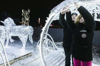 Keskuskentälle rakentuu elämyksellinen talvihuvipuisto, jossa Saarni-sirkus esiintyy joka päivä – Snowglow Winter Park avautuu lauantaina Rovaniemellä
