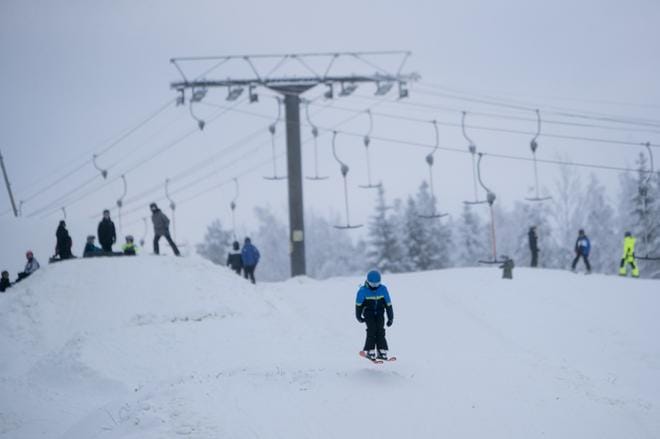 Lakiksen 750 metrin lumisessa rinteessä oli lauantaina täysi vauhti päällä seitsemän asteen pakkassäässä. Varsinkin hyppyrit tuntuivat kiinnostavan nuorta väkeä. KUVAT: JAAKKO ELENIUS