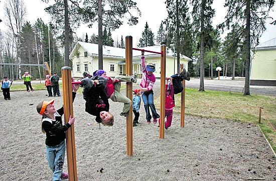 Parkumäen koululaisia välitunnilla.