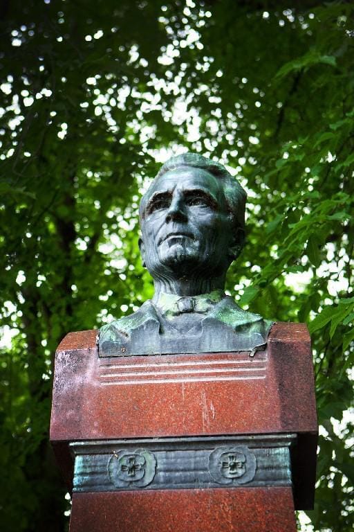 Joachim Kurténin muistomerkki on kaupungintalon puistossa. Arkistokuva.