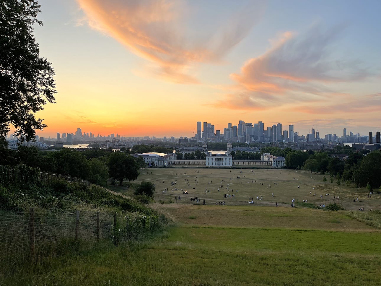 Greenwichin maisema auringon laskiessa.