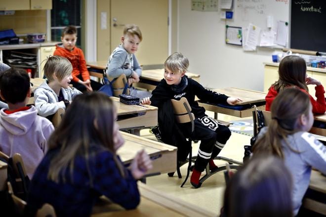 Santeri Lehtiselle lehti on tuttu verkkoversiona. Akseli Ruuska taas on ottanut median haltuun Youtube-kanavallaan. Videot käsittelevät pelejä. Pajuluoman 4B-luokassa lähes kaikkia kiinnostaa pelaaminen. KUVA: TOMI KOSONEN