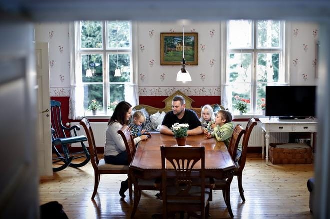 Yli satavuotiaan hirsitalon olohuone on kodin sydän, paikka, jossa Salla, Matias, Antti, Sara ja Johannes Kurikka viihtyvät joka ikinen päivä. KUVAT: TOMI KOSONEN