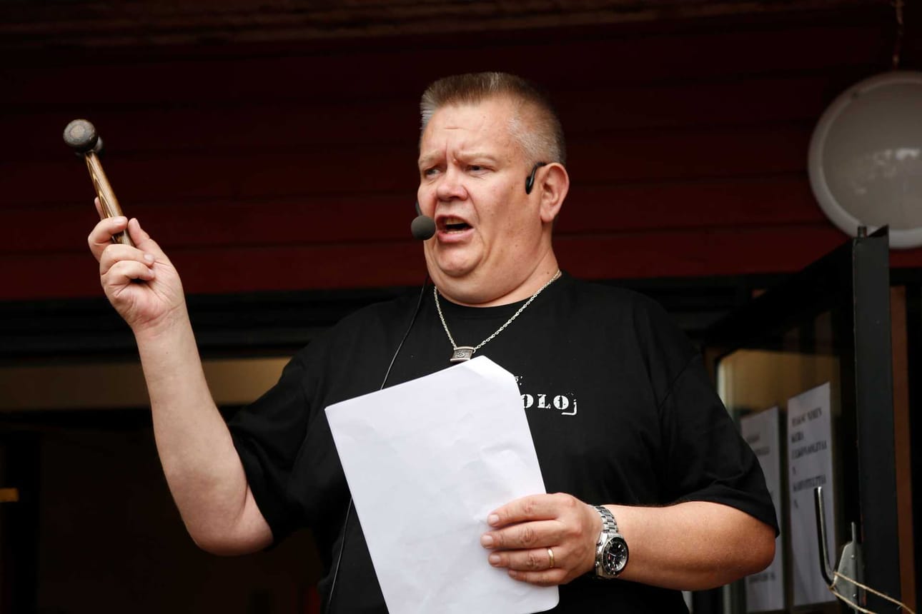 Vihannin SOS-Lapsikylässä järjestettiin huutokauppa, jonka tuotto käytetään lapsikylän hyväksi. Huutokaupan meklarina puuhasi huutokauppakeisarina tunnettu Aki Palsanmäki.