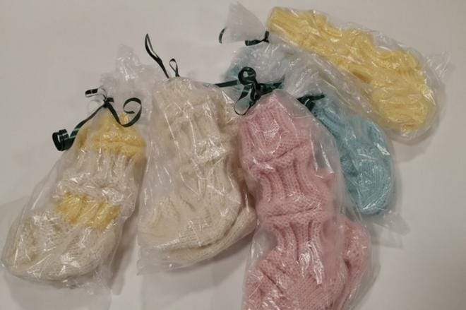 Soinin kunta tukee vauvaperheitään kolmen vuoden ajan 500 eurolla vuosittain. Eurojen lisäksi vauvat saavat kauniit villasukat, jotka on kutonut Kaarina Peltomäki. KUVA: HANNELE HANNULA