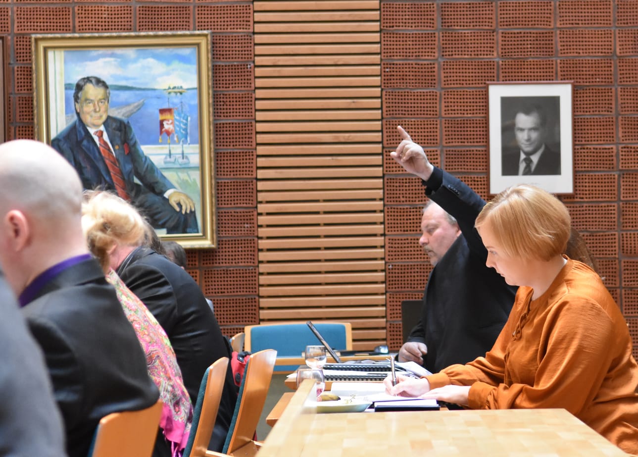 Valtiomiesten Pauli Saapungin ja Sauli Niinistön kuvat katselivat seinältä, kun Joukamo Kortesalmi teki esityksiään. Inka Hokkanen sai opetuksen kuusamolaisesta politiikanteosta.