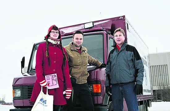 Marko Paalavuolla (kesk.) on oma vaaliauto. Kerttu Hakala ja Antti Haapala käyttävät mieluummin julkisia kulkuvälineitä.