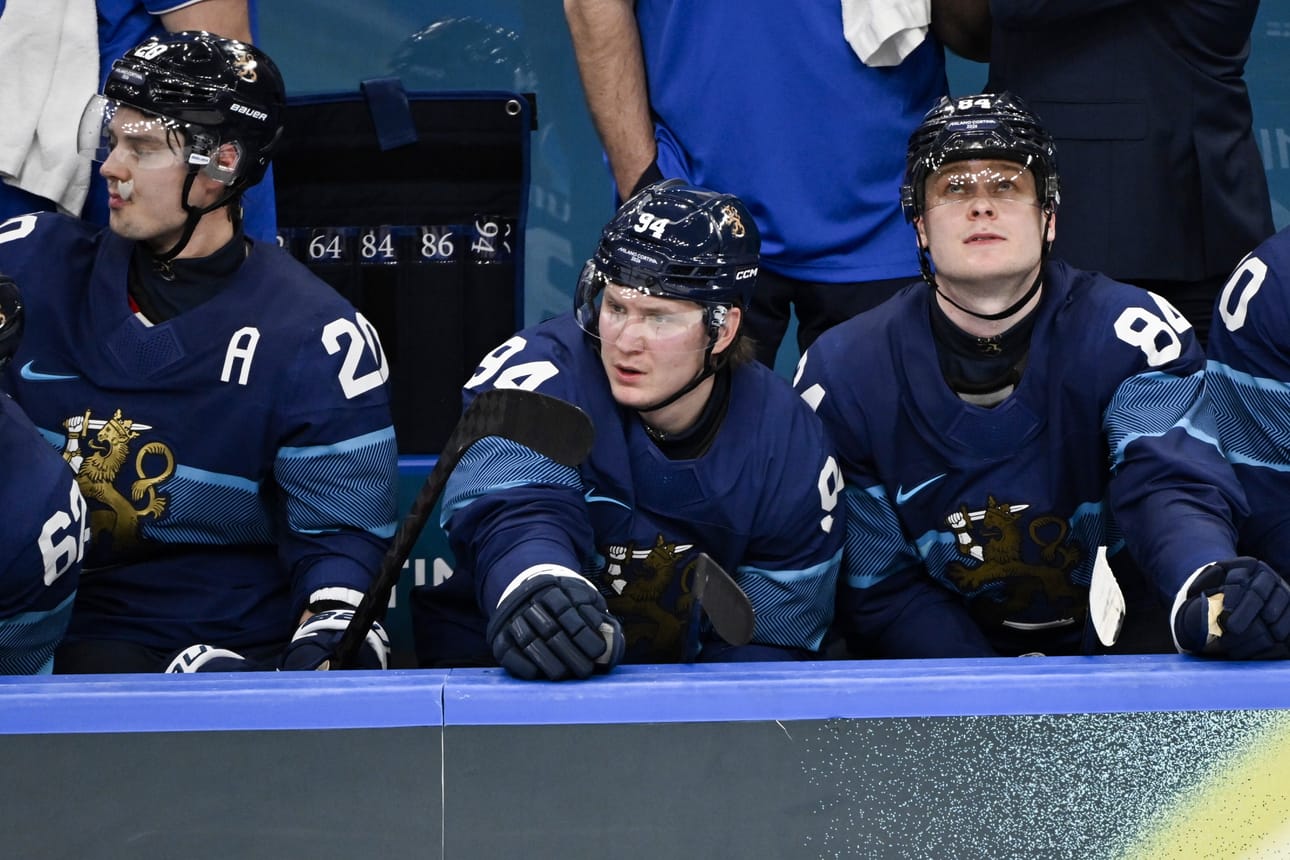 Italia kaatui ammattimiesten armottomalla asenteella. Kuvassa Sebastian Aho, Joel Kiviranta ja Kaapo Kakko.