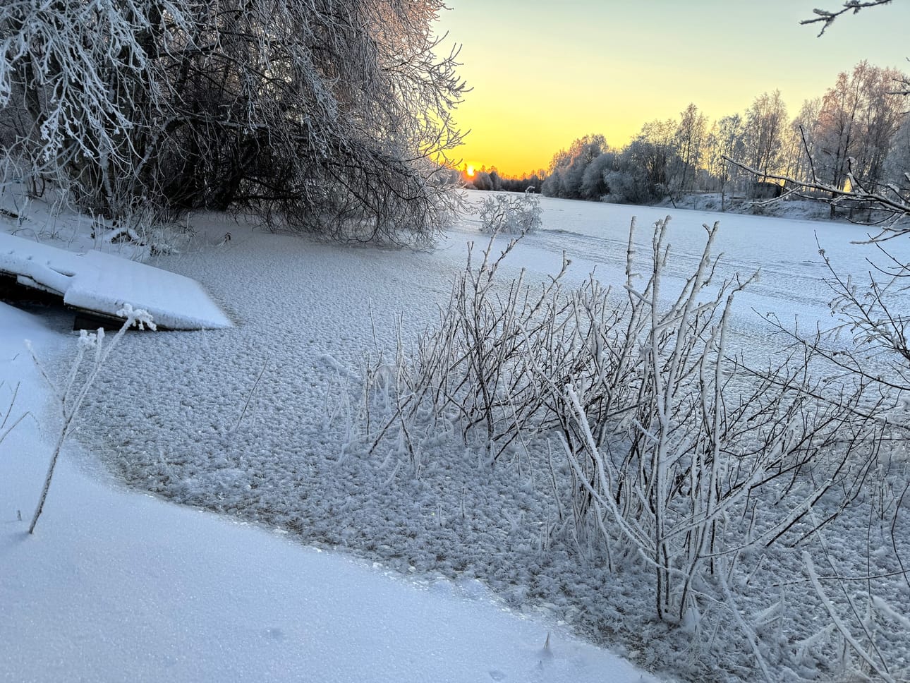 Siikajoen veden pinta on noussut loppuviikon aikana voimakkaasti myös Rantsilan kohdalla niin, että on saavuttanut kuvauskohteessa syksyllä törmälle nostetun laiturin sekä rantapusikot.