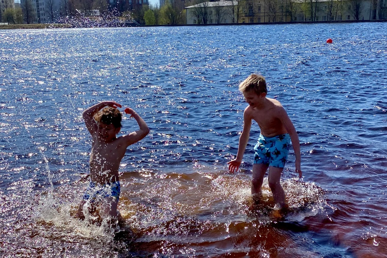 Tuiran uimarannalla otettiin kesäpäivästä kaikki irti – Lämmin lauantai houkutteli serkuksia heittämään talviturkit pois ja pulahtamaan Oulujokeen