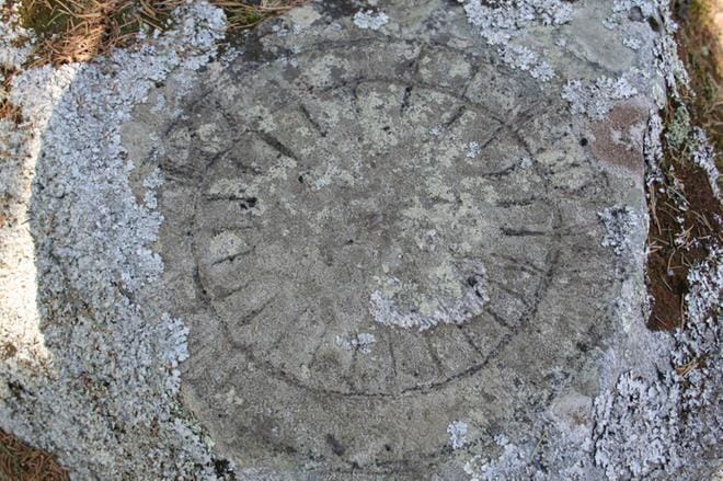 Vastaavan ikäisiä tai vanhempia kiveen hakattuja aurinkokelloja ei Etelä-Pohjanmaalta tunneta kovin montaa. Järviseudulta on aikaisemmin saatu talteen ainakin yksi. KUVA: JANNE RANTANEN