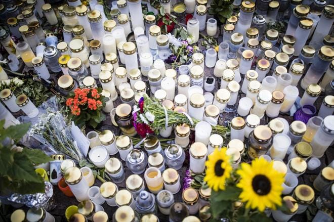 Turun tori 22.8.2017. Puukkohyökkäyksen tapahtumapaikalle oli tuotu kukkia ja kynttilöitä. ARKISTOKUVA: Satumaari Ventelä