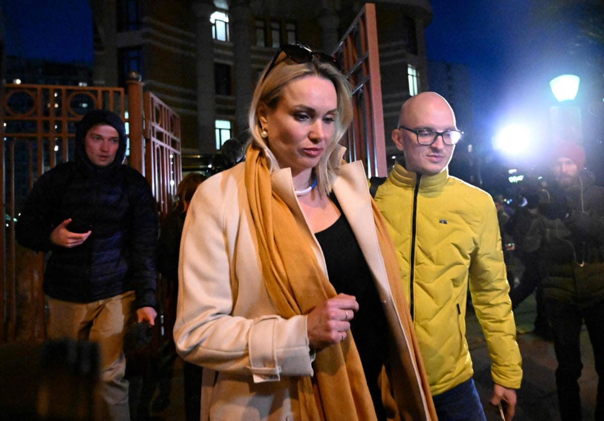 Marina Ovsjannikova poistui tiistaina oikeuden istunnosta, jossa käsiteltiin häntä vastaan nostettuja syytteitä. LEHTIKUVA/AFP