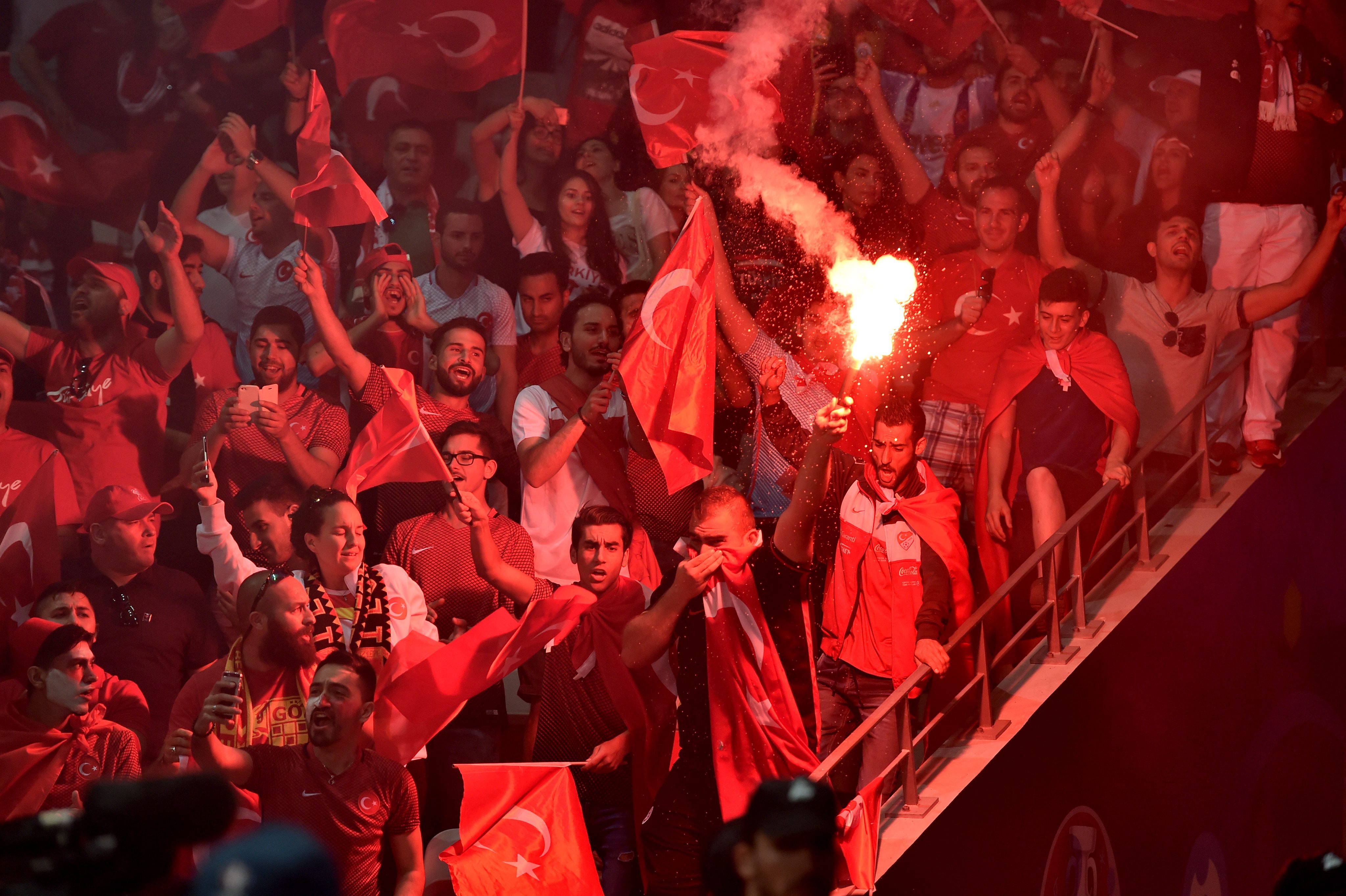 Turkin kannattajien tunnelmia Espanjan kaadettua Turkin 3–0 jalkapallon EM-kisojen D-lohkossa.