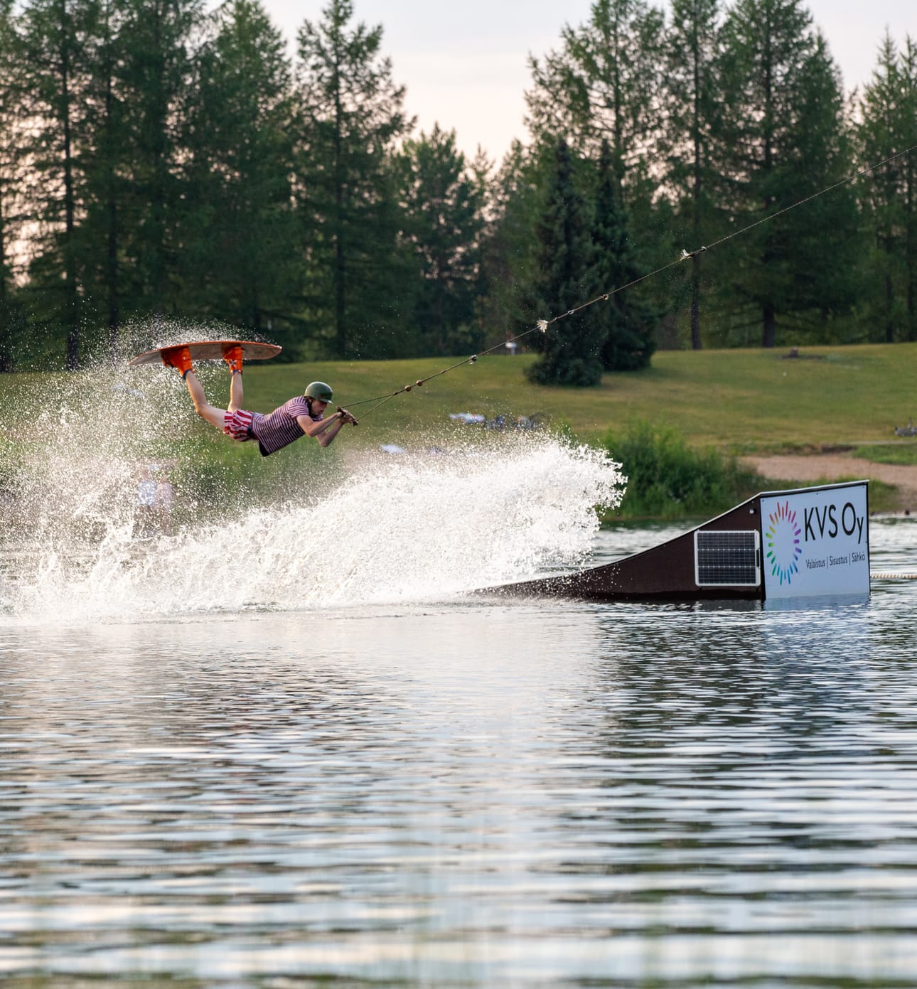 Wakeboarding sopii niin aloittelijoille kuin kokeneemmillekin vesillä liikkujille.