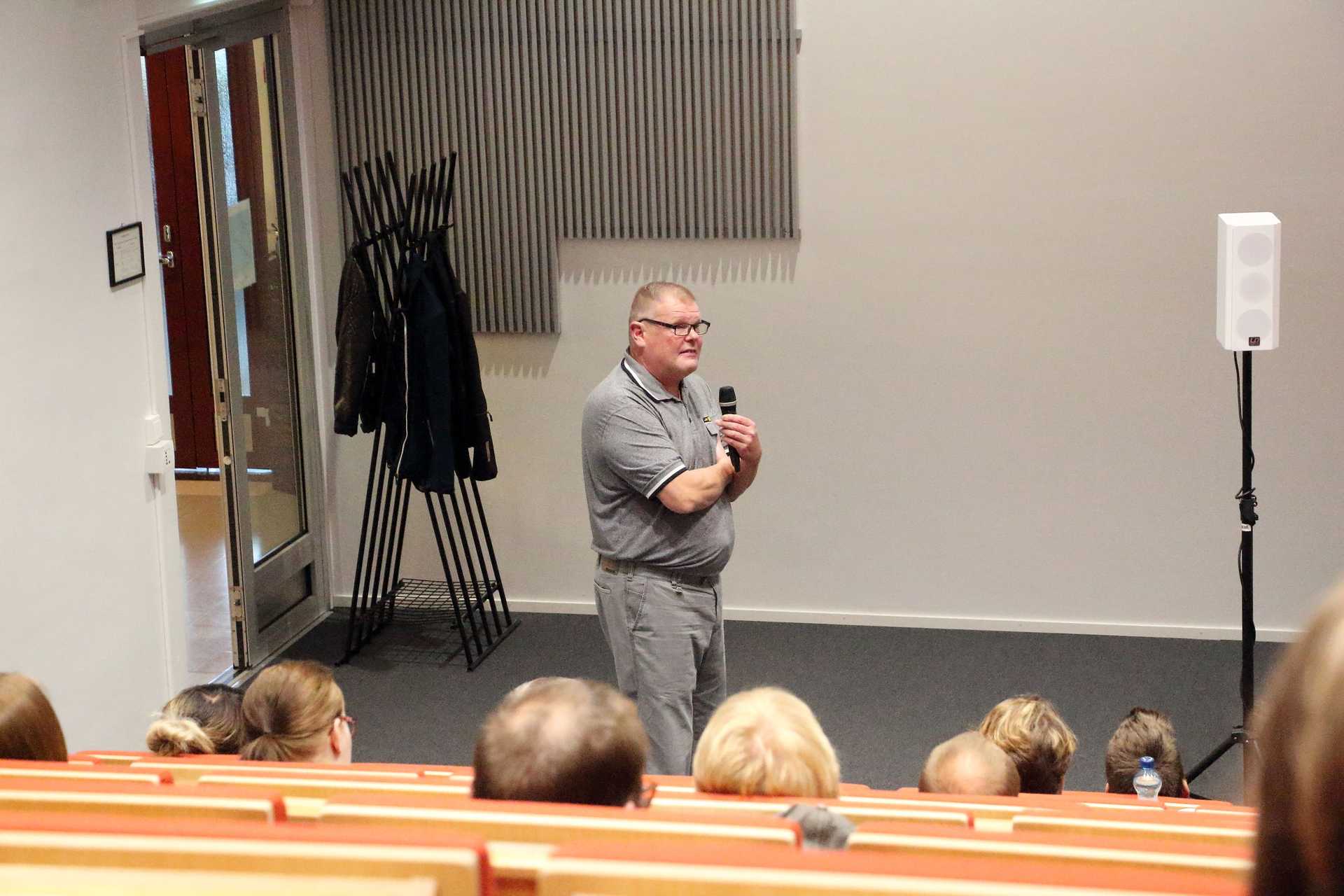 Kajaanin ammattikorkeakoulun rakennus- ja yhdyskuntatekniikan koulutuspäällikkö Jari Kähkonen rohkaisee hakemaan uuteen koulutukseen.